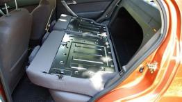 Chevrolet Aveo sedan 1.4 - tylna kanapa złożona, widok z boku