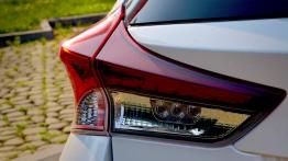 Toyota Auris II Touring Sports Facelifting 1.8 Hybrid 136 KM - galeria redakcyjna - lewy tylny refle