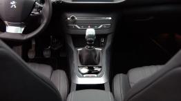 Peugeot 308 II Hatchback 5d - galeria redakcyjna - tunel środkowy między fotelami