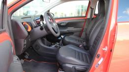 Toyota Aygo II 5d 1.0 VVT-i 69KM - galeria redakcyjna - widok ogólny wnętrza z przodu