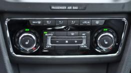 Skoda Superb II Kombi 2.0 TDI CR DPF 170KM - galeria redakcyjna - panel sterowania wentylacją i nawi