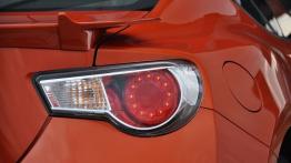 Toyota GT86 Coupe 2.0 Boxer 200KM - galeria redakcyjna - prawy tylny reflektor - włączony