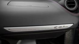 Alfa Romeo 4C (2015) - wersja amerykańska - deska rozdzielcza