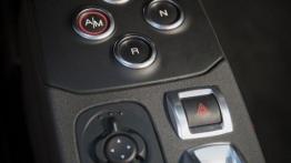 Alfa Romeo 4C (2015) - wersja amerykańska - tunel środkowy między fotelami