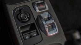 Alfa Romeo 4C (2015) - wersja amerykańska - tunel środkowy między fotelami