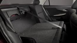 Toyota Corolla po liftingu - wersja USA - tylna kanapa złożona, widok z boku