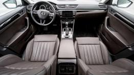 Skoda Superb Laurin & Klement 2.0 TDI 150 KM - galeria redakcyjna - pełny panel przedni