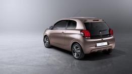 Peugeot 108 (2014) - wersja 3-drzwiowa - tył - reflektory włączone