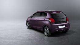 Peugeot 108 (2014) - wersja 5-drzwiowa - tył - reflektory włączone