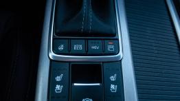 Kia Optima Kombi PHEV 2.0 GDi 205 KM - galeria redakcyjna - tunel środkowy między fotelami
