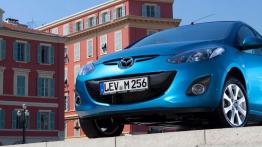 Mazda 2 Facelifting - wersja 5-drzwiowa - przód - inne ujęcie