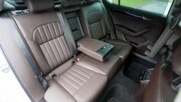 Skoda Superb Laurin & Klement 2.0 TDI 150 KM - galeria redakcyjna - tylna kanapa, podłokietnik rozło