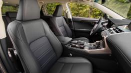 Lexus NX 200t (2015) - wersja amerykańska - widok ogólny wnętrza z przodu