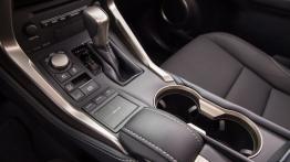 Lexus NX 300h (2015) - wersja amerykańska - tunel środkowy między fotelami