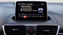 Mazda 3 III Hatchback  2.0 120KM - galeria redakcyjna - radio/cd/panel lcd