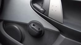 Peugeot 107 Hatchback 5d Facelifting 2012 1.0 VTI 68KM - galeria redakcyjna - drzwi pasażera od wewn