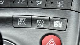 Toyota Prius IV Hatchback Facelifting 1.8 HSD 136KM - galeria redakcyjna - konsola środkowa