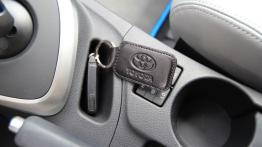 Toyota Auris II Touring Sports - galeria redakcyjna - tunel środkowy między fotelami