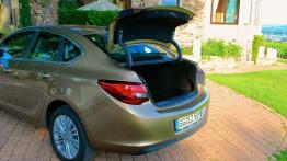 Opel Astra J Facelifting - galeria redakcyjna - tył - bagażnik otwarty