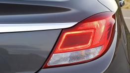 Opel Insignia - prawy tylny reflektor - włączony