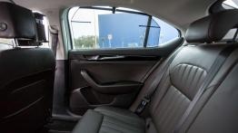 Skoda Superb Laurin & Klement 2.0 TDI 150 KM - galeria redakcyjna - tylna kanapa