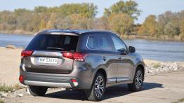 Mitsubishi Outlander 2.2 DID Intense Plus 4WD - galeria redakcyjna - widok z tyłu