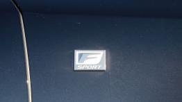 Lexus GS IV 300h F Sport 223KM - galeria redakcyjna - emblemat boczny