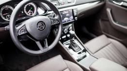 Skoda Superb Laurin & Klement 2.0 TDI 150 KM - galeria redakcyjna - emblemat boczny