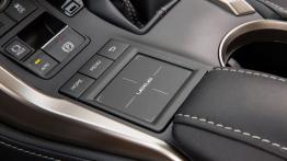Lexus NX 200t (2015) - wersja amerykańska - panel sterowania na tunelu środkowym
