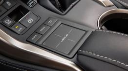 Lexus NX 200t (2015) - wersja amerykańska - panel sterowania na tunelu środkowym