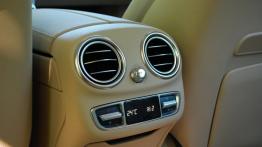 Mercedes Klasa C W205 Kombi - galeria redakcyjna - panel sterowania wentylacją i nawiewem z tyłu