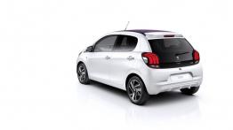 Peugeot 108 (2014) - wersja 5-drzwiowa - tył - reflektory włączone
