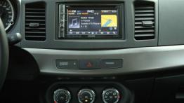 Mitsubishi Lancer IX Sportback 1.6 MIVEC 117KM - galeria redakcyjna 2 - konsola środkowa