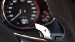 Audi R8 Coupe Facelifting 5.2 FSI 525KM - galeria redakcyjna - manetka zmiany biegów pod kierownicą