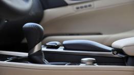 Lexus GS IV Sedan 350 317KM - galeria redakcyjna - tunel środkowy między fotelami