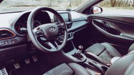 Hyundai i30 Fastback N Performance 2.0 T-GDI 275 KM - galeria redakcyjna - widok ogólny wn?trza z pr