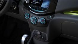 Chevrolet Spark - wersja amerykańska - konsola środkowa