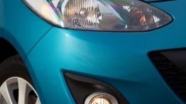 Mazda 2 Facelifting - wersja 5-drzwiowa - prawy przedni reflektor - włączony