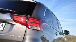 Mitsubishi Outlander 2.2 DID Intense Plus 4WD - galeria redakcyjna - bok - inne ujęcie