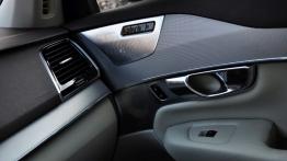 Volvo XC90 II 2.0 D5 225 KM - galeria redakcyjna - drzwi pasażera od wewnątrz