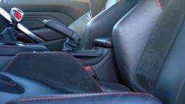 Peugeot RCZ R Facelifting 1.6 THP - galeria redakcyjna - widok ogólny wnętrza z przodu