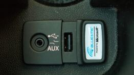 Fiat Punto Punto 2012 Hatchback 5d 0.9 TwinAir 8v 85KM - galeria redakcyjna - tunel środkowy między 