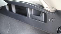 Toyota Auris II Touring Sports - galeria redakcyjna - uchwyt do składania tylnej kanapy