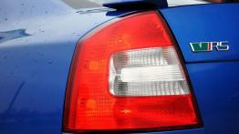 Skoda Octavia RS z zewnątrz - lewy tylny reflektor - włączony