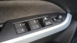 Suzuki Vitara 1.6 VVT 120KM - galeria redakcyjna - sterowanie w drzwiach