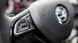 Skoda Superb Laurin & Klement 2.0 TDI 150 KM - galeria redakcyjna - sterowanie w kierownicy
