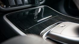 Mitsubishi Outlander PHEV Facelift (2016) - galeria redakcyjna - tunel środkowy między fotelami