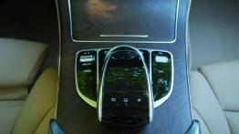 Mercedes Klasa C W205 Kombi - galeria redakcyjna - panel sterowania na tunelu środkowym