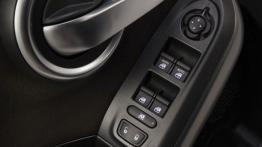 Fiat 500X Lounge (2015) - wersja amerykańska - sterowanie w drzwiach