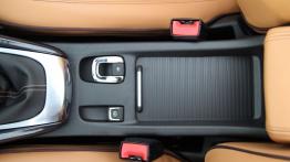 Opel Cascada - galeria redakcyjna - tunel środkowy między fotelami